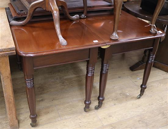 A Victorian mahogany extending dining table and two spare leaves W.120cm unextended